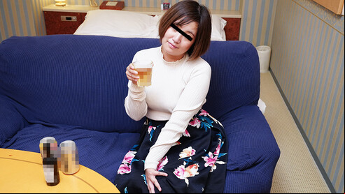 ムラムラってくる素人のサイトを作りました 石崎京子 ほろ〇い気分で一発！ 半年もセックスしてない性欲が溜まりに溜まった熟女をホテルへ連れ込み、一緒に乾杯！ほろ〇いでイイ感じになって発情した彼女を弄んでそのまま生ハメ！セックスしながらもぐびぐびっ！お〇が入るとエロくなって感度も増してイキまくりの石崎京子さんに最後はおもいっきり中出し！舌先で亀頭を転がしながらするフェラも必見！